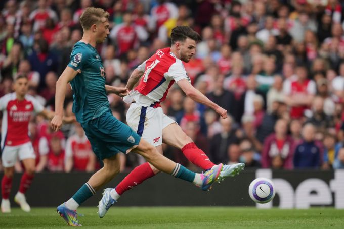 Dean Huijsen (links) wechselt von Bournemouth zu Real Madrid. Real Madrid