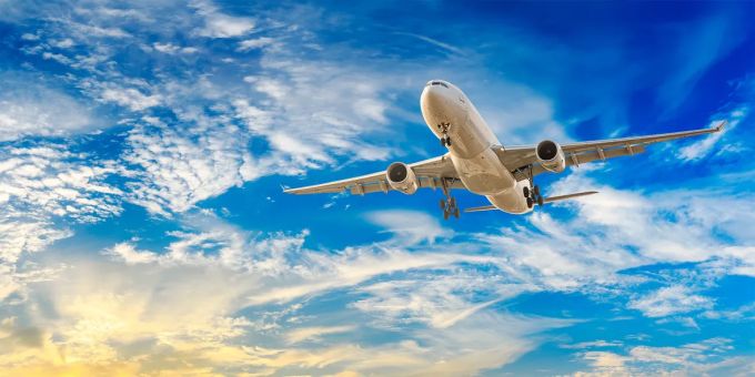 Eine aktuelle Analyse zeigt, auf welchen Flugstrecken von, nach und innerhalb Europas besonders viele Passagiere unterwegs sind. Flugzeug