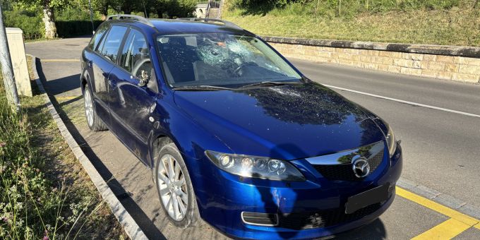 In Schaffhausen hat eine unbekannte Täterschaft ein parkiertes Auto beschädigt. Auto beschädigt