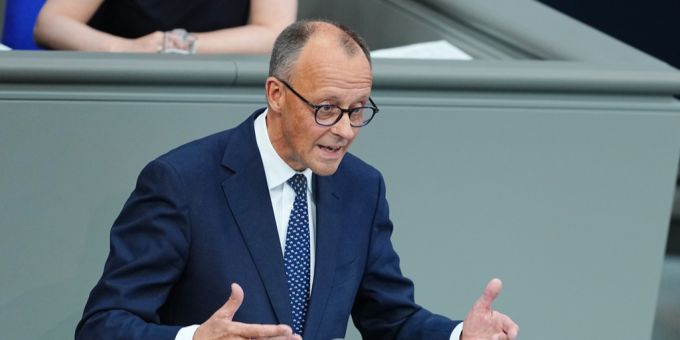 Bundeskanzler Friedrich Merz (CDU) spricht bei seiner Regierungserklärung im Plenum des Bundestags. merz