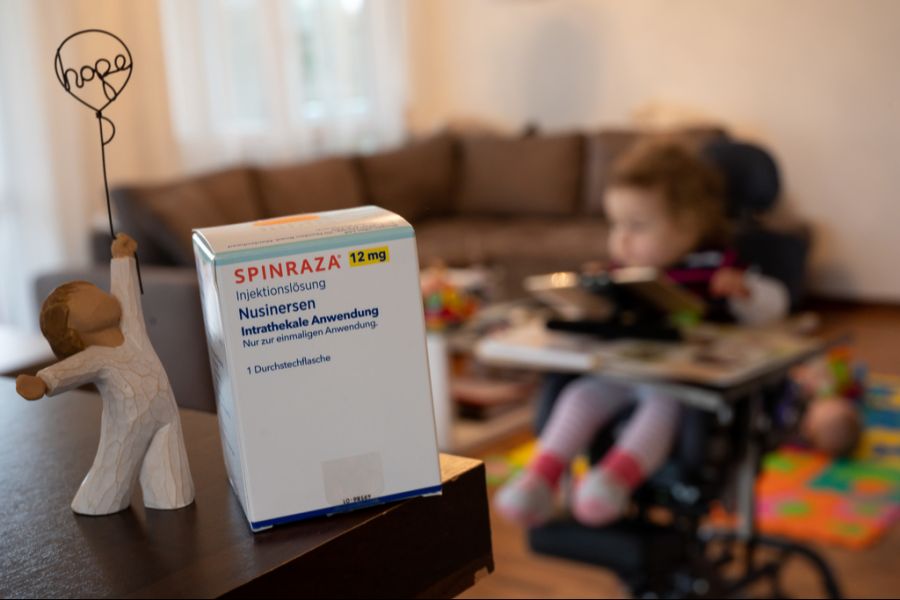 Das neue Medikament Spinraza könnte ihr helfen – dich es ist teuer.