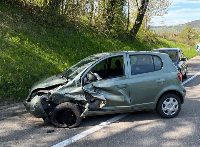 Bei dem Unfall wurden ein Auto- und ein Motorradfahrer verletzt. Unfall