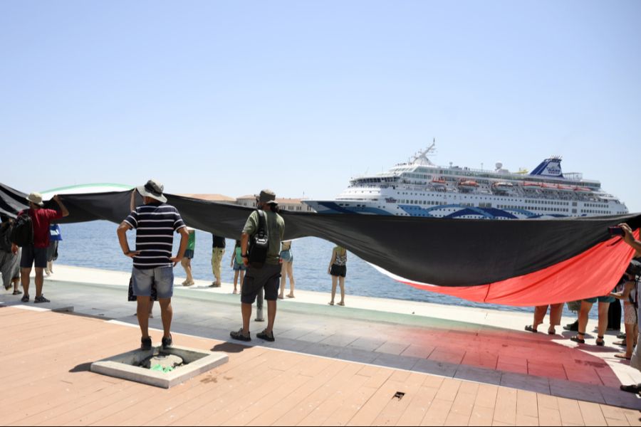 Auf der griechischen Insel Siros hat eine Demonstration den Landgang von israelischen Kreuzfahrt-Passagieren verhindert.
