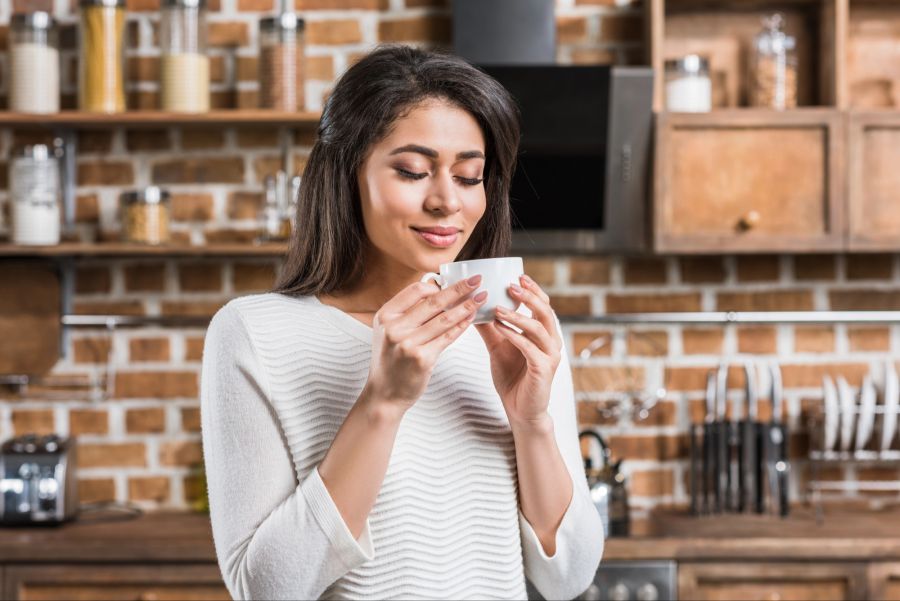Frau trinkt Kaffee