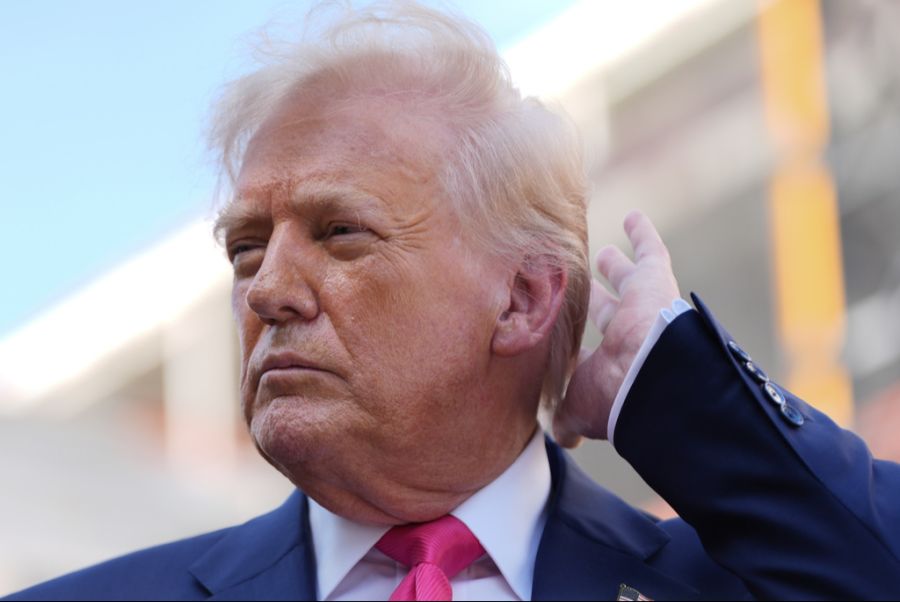 Nun besteht unter den Verschwörenden die Angst, dass Trump doch auch in die Theorie verwickelt – es fühlt sich an wie Verrat.