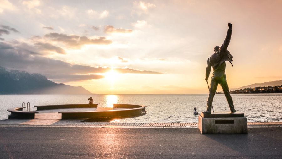 Geniessen Sie bei einem Spaziergang den wunderbaren Ausblick auf den Genfersee. Dabei begegnen Sie der Bronzestatue des bedeutenden Rocksängers Freddie Mercury, der in Montreux gewohnt hat.