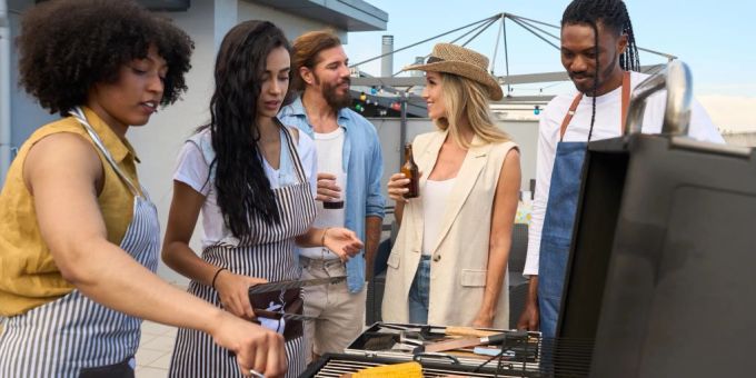 Im Sommer wird gern gegrillt – doch damit das gemütliche Brutzeln nicht zum Auslöser für Ärger mit den Nachbarn wird, gibt es ein paar wichtige Regeln zu beachten. Grillparty