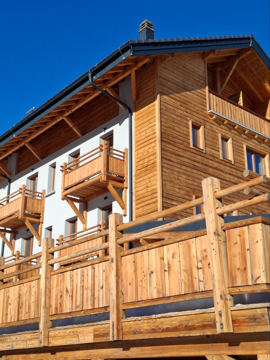 Holz Fassade Balkone weiss
