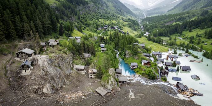 Noch immer stehen in Blatten VS viele Häuser unter Wasser. Blatten