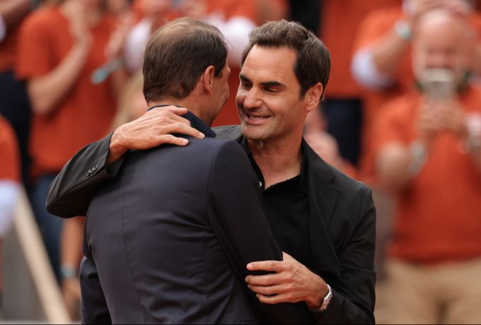 Roger Federer (r.) umarmt Rafael Nadal bei den French Open in Paris. Roger Federer Djokovic