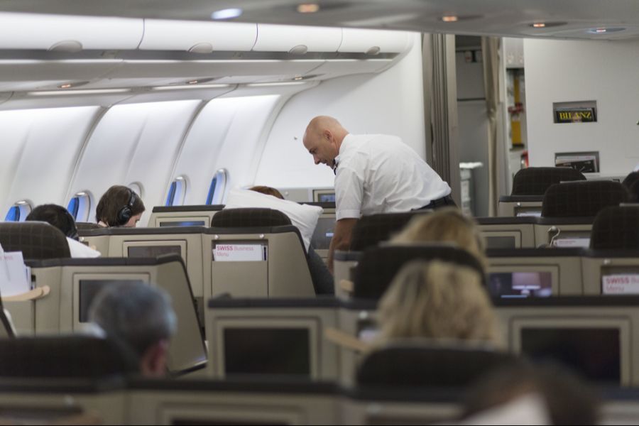 Ein Mitpassagier rief jemanden vom Kabinenpersonal zu sich. Diese bat den Mann dann, den Ton abzustellen. (Symbolbild)