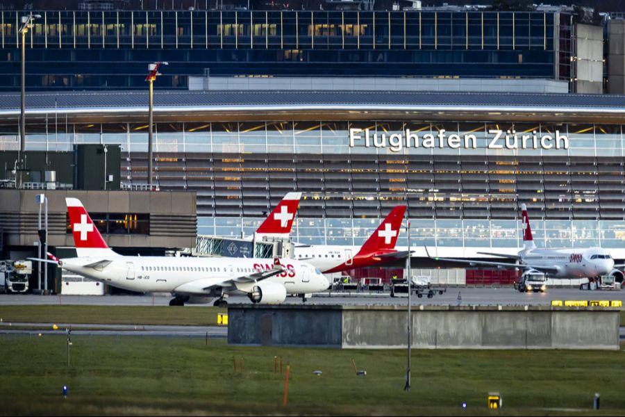 Nau.ch-Leser Marco K.* erlebte bei seinem Flug von Zürich nach Dublin, wie ein Mitpassagier auf seinem Handy ohne Kopfhörer laut Videos schaute. (Symbolbild)