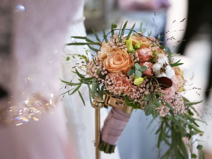 Eine Braut wundert sich, dass ihre Schwiegermutter kein Foto von ihr und der Hochzeit gepostet hat. (Symbolbild) Hochzeitsstrauss