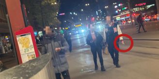 Ärger - Raucher ignorieren Bahnhofs-Verbot und qualmen Bus-Stopps ein Ärger - Raucher ignorieren Bahnhofs-Verbot und qualmen Bus-Stopps ein