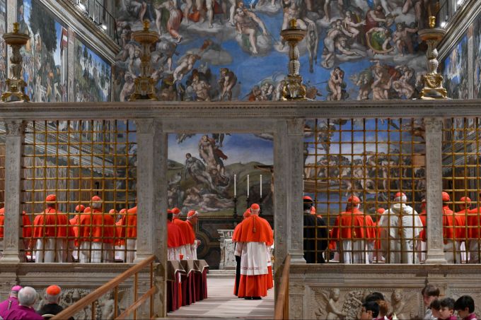 Nach dem lateinischen Ruf «extra omnes» wurde die Tür der Sixtinischen Kapelle geschlossen. Konklave