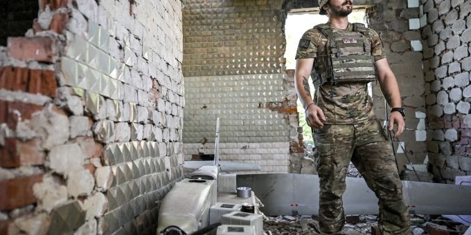 Ein Luftaufklärer der 148. separaten Artilleriebrigade der ukrainischen Luftangriffstruppen steht neben einer zerlegten Drohne in der Region Donezk in der Ostukraine. ukraine, krieg