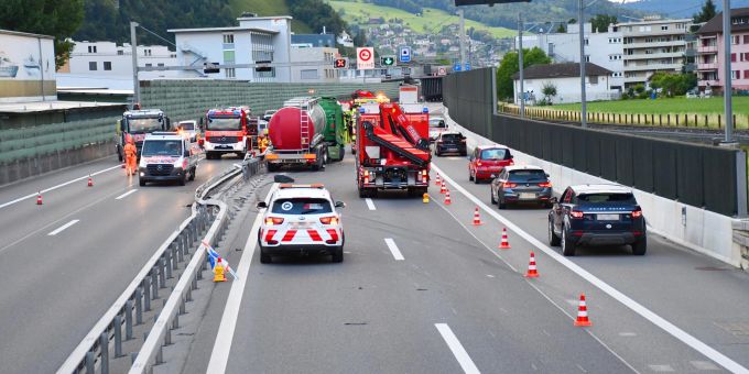 A2 bei Stansstad NW - Tankwagen kollidiert mit Mittelleitplanke