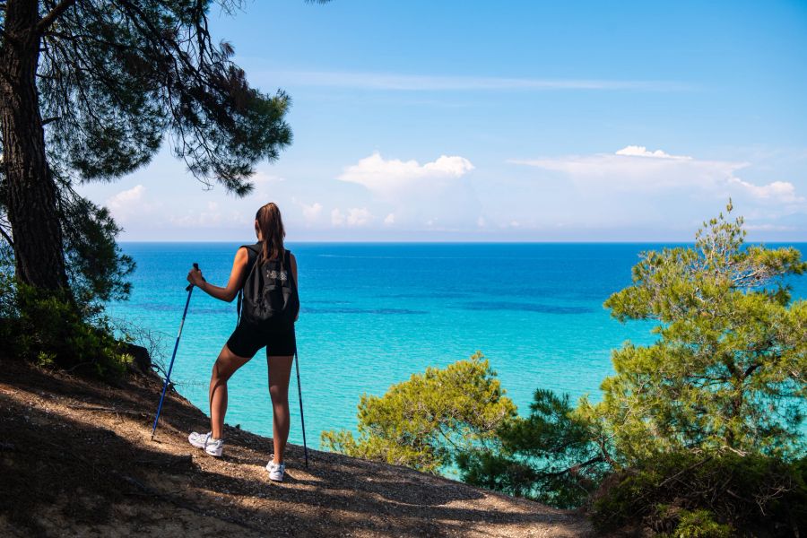 Frau wandert am Meer, Griechenland.