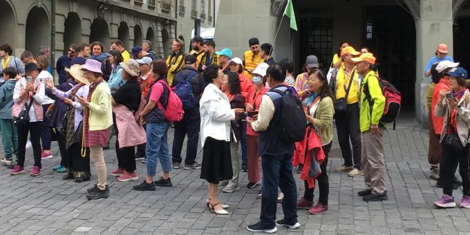 Eine Touristengruppe versammelt sich in der Berner Innenstadt. Touristengruppe Bern