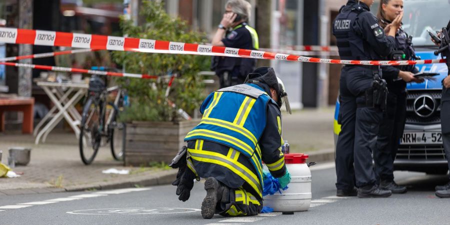 Polizeieinsatz vor dem Bochumer Café, in dem es zu dem Säureangriff kam. Der mutmassliche Täter wurde kurz nach der Attacke in der Nähe festgenommen.