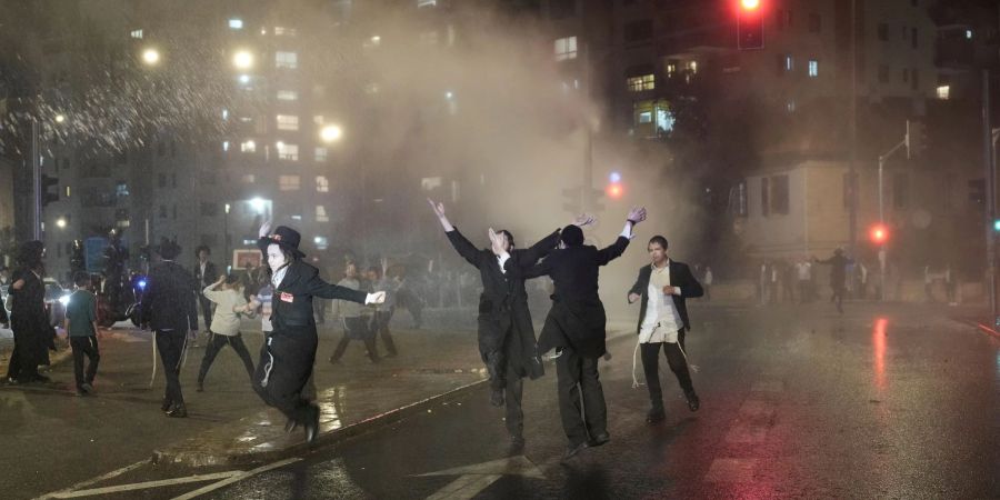 Bei den Protesten kommt es zu Zusammenstössen mit der Polizei.