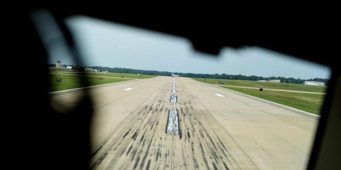 Nach einer Explosion wurde die Landebahn des Flughafens Miyazaki gesperrt. (Symbolbild) Landebahn