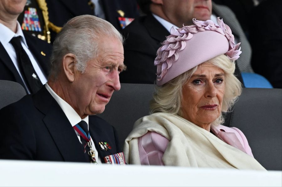 König Charles und Königin Camilla beim D-Day.