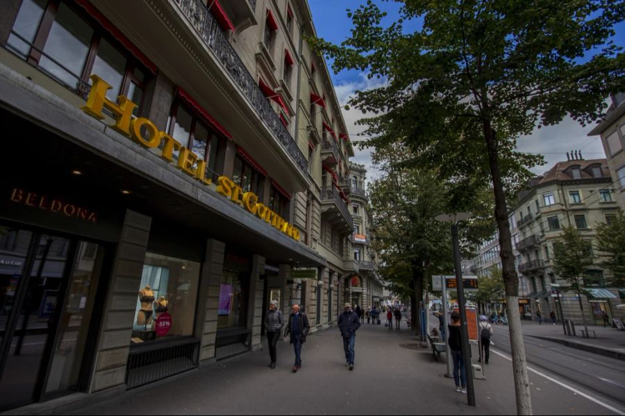 In absoluten Zahlen wurden in den ersten vier Monaten 2024 in der Stadt Zürich am meisten Logiernächte verzeichnet.