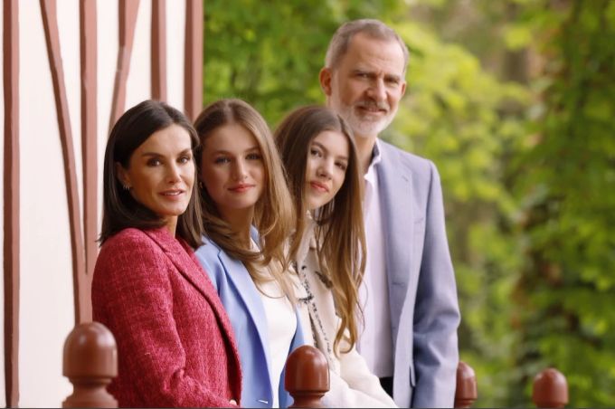 Die spanischen Monarchen: Königin Letizia mit Prinzessin Leonor, Thronprinzessin Sofía und König Felipe. königin letizia könig felipe