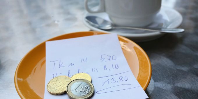 In den meisten Ländern liegt man mit einem Trinkgeld von fünf bis zehn Prozent des Rechnungsbetrags richtig. schweizer trinkgeld