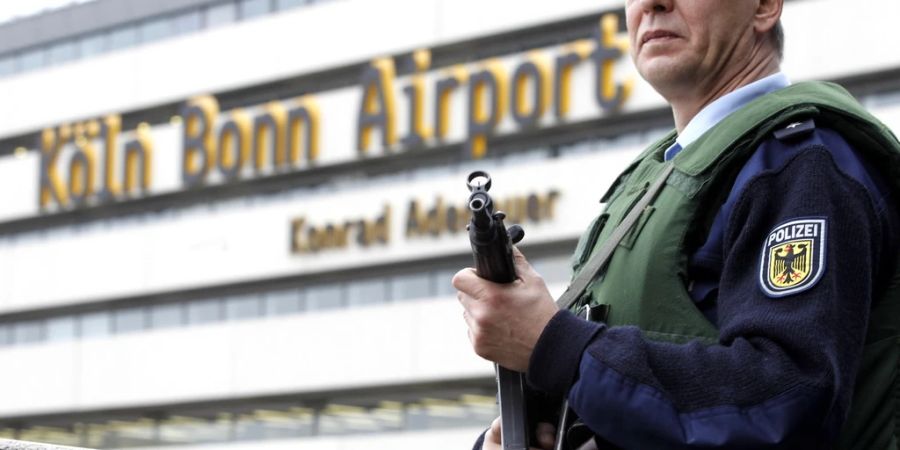 Flughafen Köln/Bonn Polizist Waffe