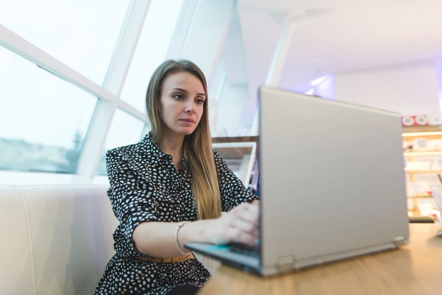 frau am laptop