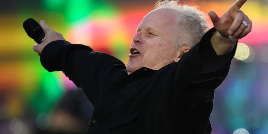 Sänger Herbert Grönemeyer performt zum Auftakt seiner Tournee im Dresdener Rudolf-Harbig-Stadion.