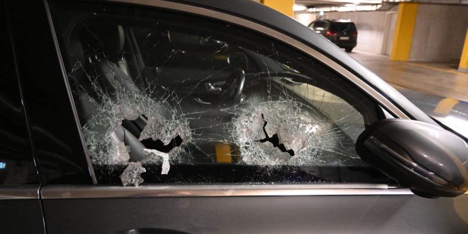 Eingeschlagene Autoscheibe. Eingeschlagene Autoscheibe.