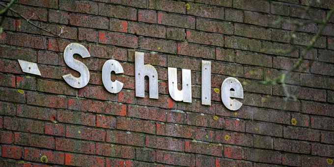 Fast jedes zweite Kind sagt einer Studie zufolge, es sei schon mal geschlagen worden oder jemand habe ihm in der Schule etwa durch Schubsen oder Treten wehgetan. (Themenbild) Fast jedes zweite Kind sagt einer Studie zufolge, es sei schon mal geschlagen worden oder jemand habe ihm in der Schule etwa durch Schubsen oder Treten wehgetan.