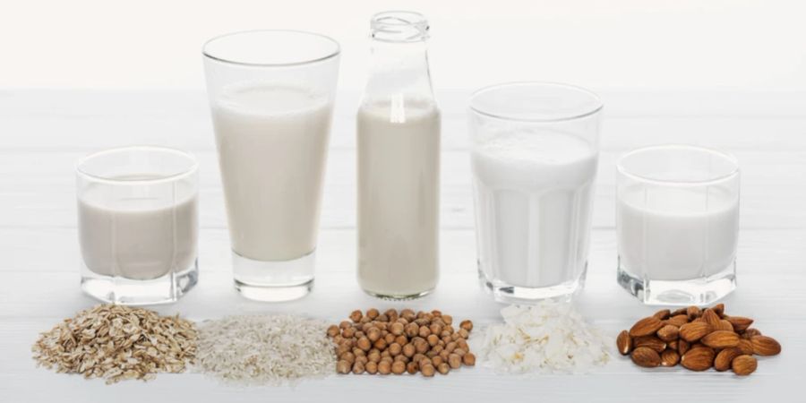 Verschiedene Gläser Milch Hafer Nussmix