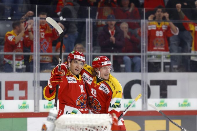 Jesper Olofsson (rechts) kehrt in seine Heimat Schweden zurück. EHC Biel