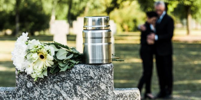 Grabstein Urne Friedhof Blumen