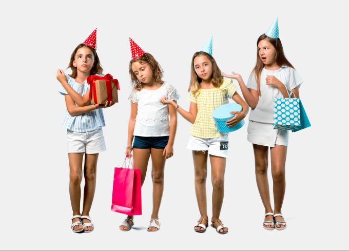 Leider kann die Stimmung am Kindergeburtstag auch schnell mal kippen. Genervte Mädchen mit Partyausstattung
