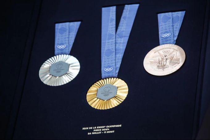 Dieses Edelmetall wird an Olympia 2024 vergeben: der Medaillensatz der Spiele in Paris. Olympia 2024