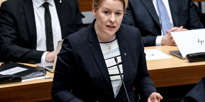 Die Berliner Senatorin für Wirtschaft, Energie und Betriebe, Franziska Giffey (SPD), ist bei einem tätlichen Angriff im Stadtteil Rudow leicht verletzt und danach im Krankenhaus behandelt worden. Die Berliner Senatorin für Wirtschaft, Energie und Betriebe, Franziska Giffey (SPD), ist bei einem tätlichen Angriff im Stadtteil Rudow leicht verletzt und danach im Krankenhaus behandelt worden.