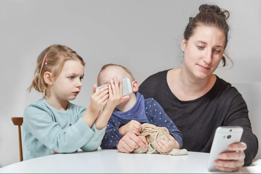 Auch Eltern müssen einen gesunden Umgang mit den sozialen Medien finden. (Symbolbild)