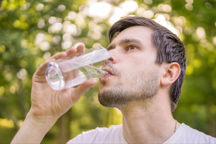 Mann trinkt Wasser