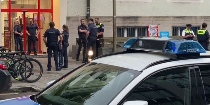 In einem Supermarkt in München ist am Abend eine Frau von der Polizei erschossen worden, nachdem sie die Einsatzkräfte mit einem Messer attackiert haben soll. München Messerangriff