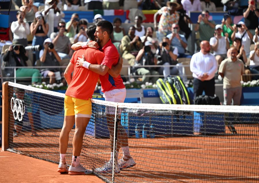 Der Serbe bezwingt Carlos Alcaraz im Final mit 7:6 und 7:6 und krönt seine glorreiche Karriere.