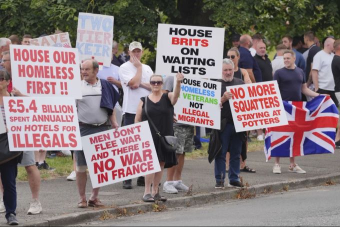 Rechte Proteste in Aldershot, südwestlich von London. Es blieb nicht so friedlich wie auf diesem Bild. Aldershot