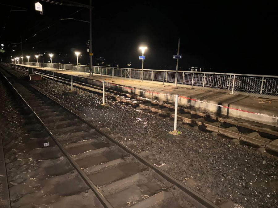 Noch liegen einige Pfützen zwischen den Gleisen in Brienz am Bahnhof.