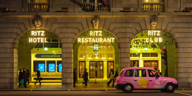 Das ritz hotel bei nacht in london.