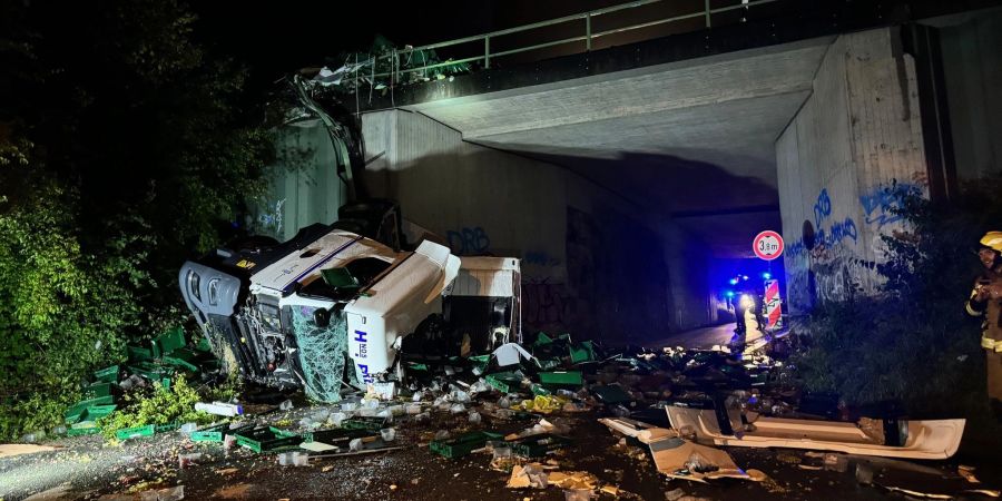 Ein Lkw ist von einer Autobahnbrücke auf eine darunterliegende Strasse gestürzt.