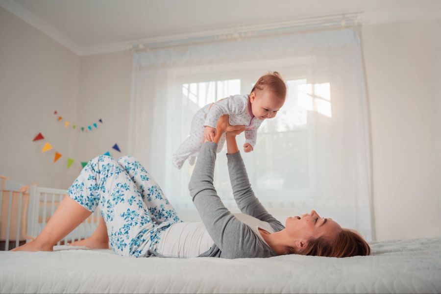 Mutter hält Baby hoch